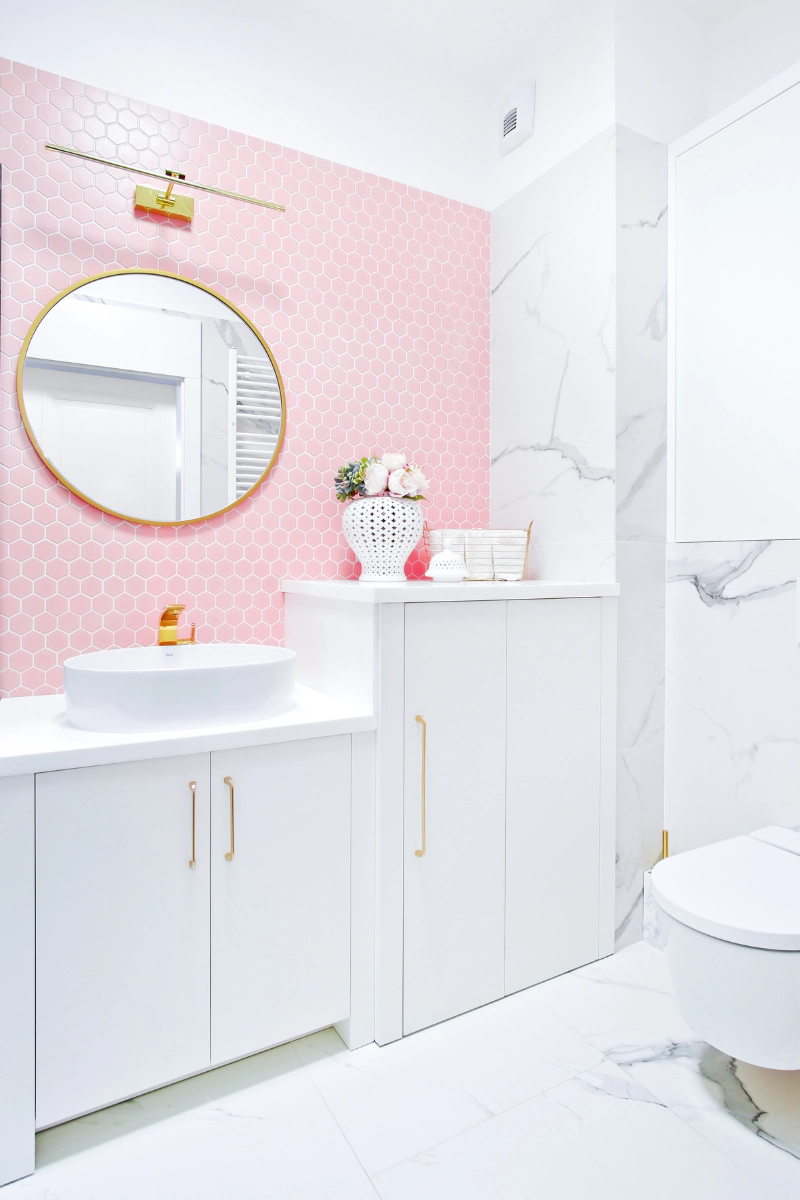 rozowe-plytki-do-lazienki-heksagon-duzy-pink-matowy-raw-decor-w-kobieciej-aranzacji-marmur-i-zloto-jako-dodatki-we-wnetrzu