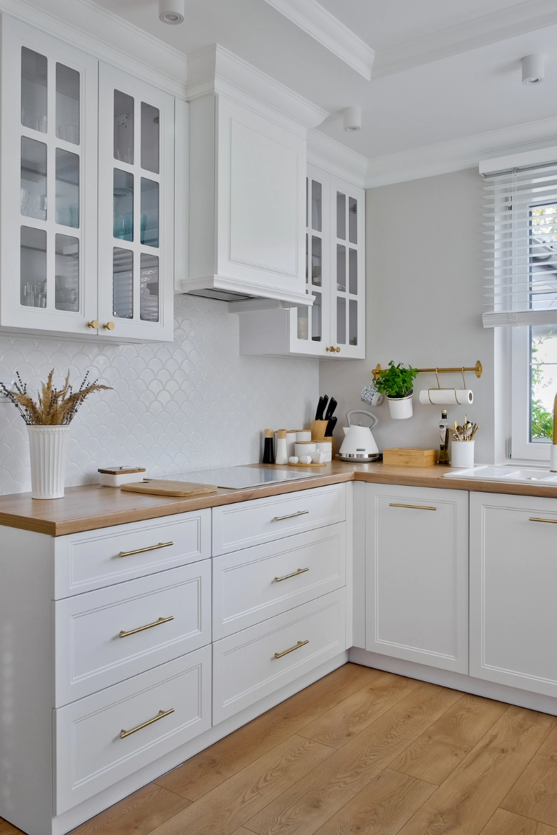 jakie-plytki-do-bialej-kuchni-z-drewnianym-blatem-mozaika-flabellum-white-raw-decor