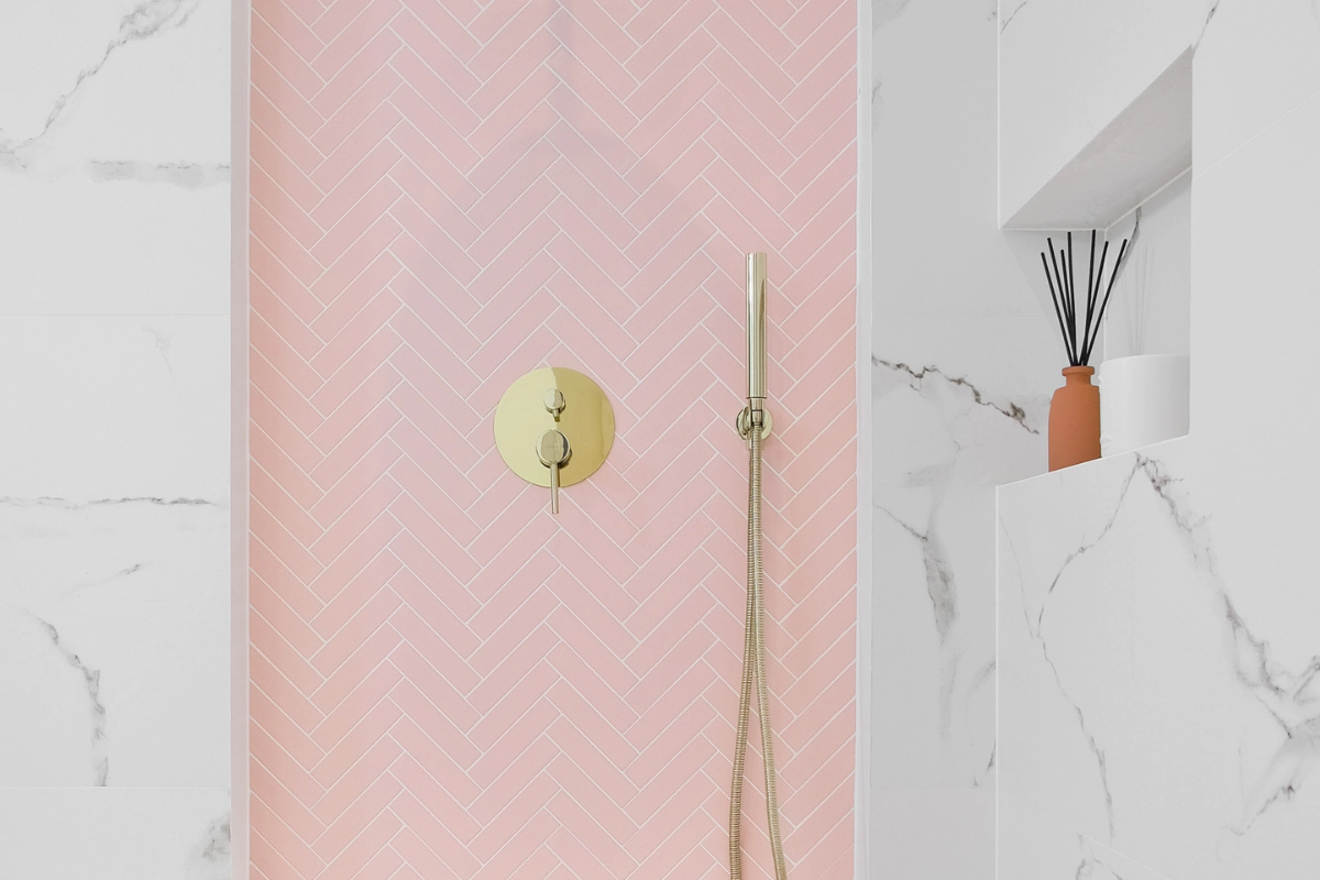 dom-stodola-wnetrze-kobiecej-lazienki-z-plytkami-jodelka-xl-pink-matowa-raw-decor