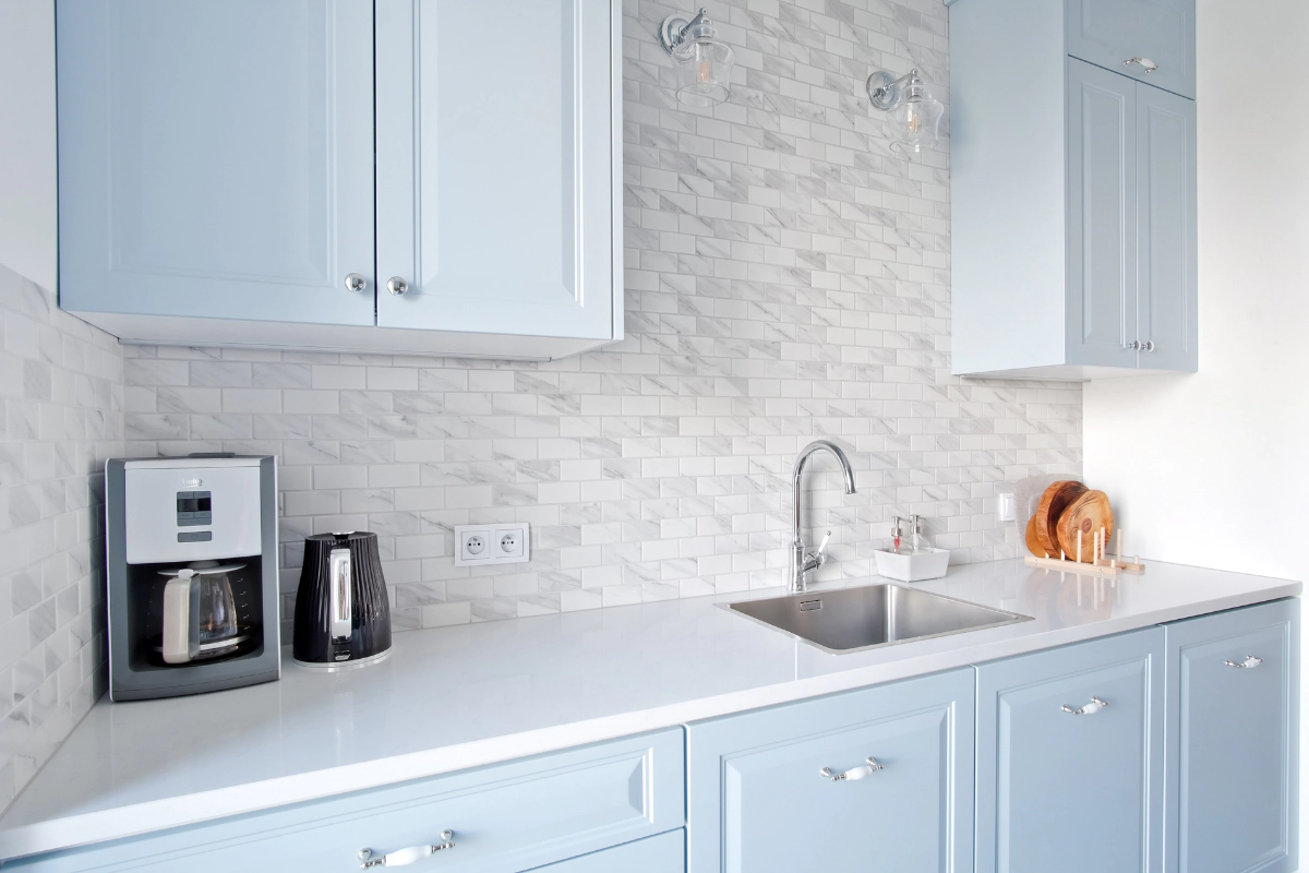 blekitna-kuchnia-z-plytkami-cegielka-xl-marble-matowa-raw-decor-luksusowe-wnetrza