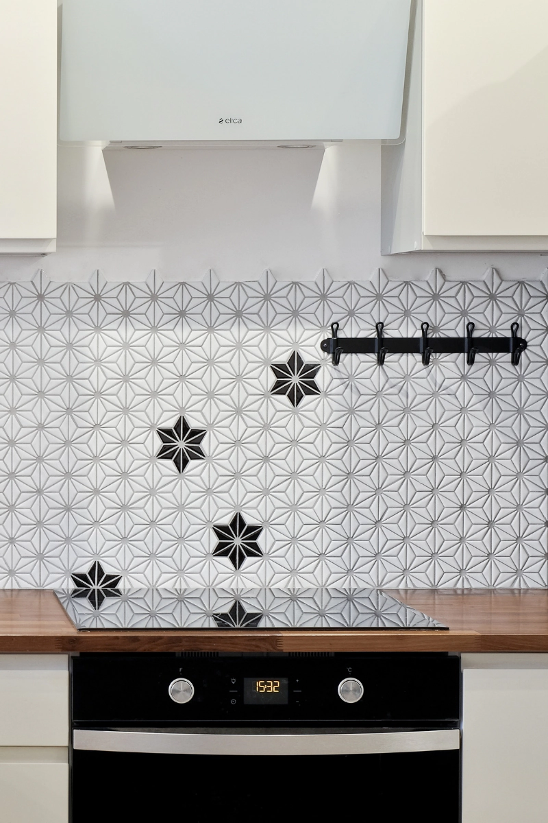 przytulna-kuchnia-z-mozaika-constellation-white-i-black-raw-decor-zimowe-dekoracje