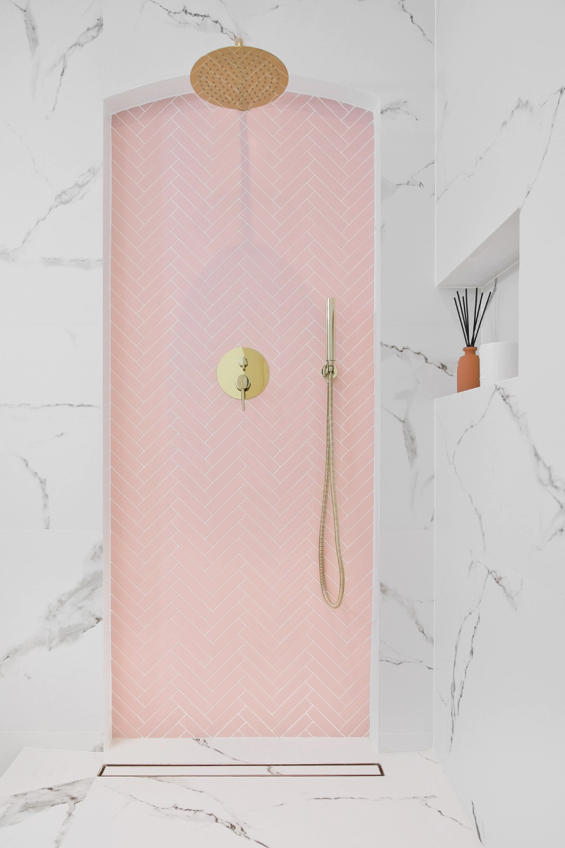 barbie-pink-w-lazience-z-plytkami-jodelka-xl-od-raw-decor-barbiecore