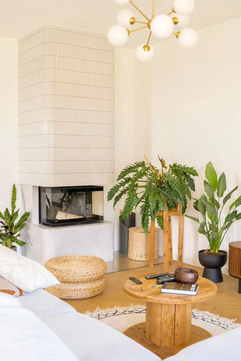 nowy-trend-wnetrzarski-w-polsce-shambolism-mozaika-na-kominku-w-salonie-stick-raw-decor-zrodlo-ig-refitwro
