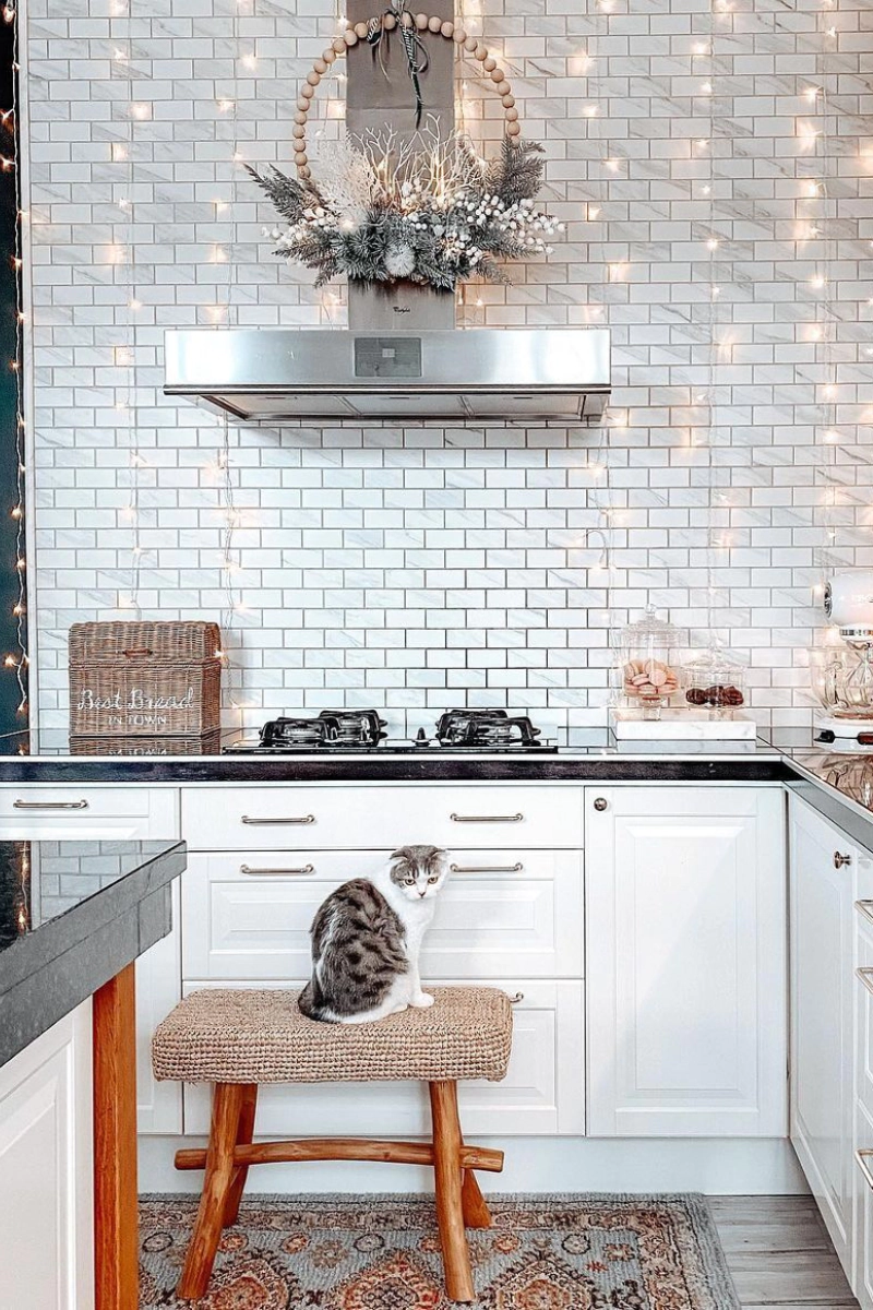 swiateczne-dekoracje-w-kuchni-z-plytkami-cegielka-xl-marble-raw-decor-ozdoby-na-swieta