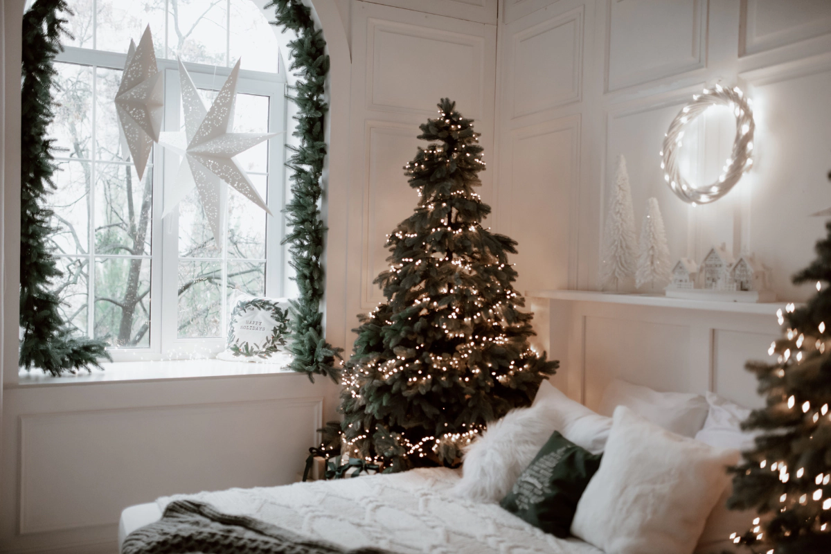 sypialnia-swiateczna-choinka-girlandy-bozonarodzeniowe-ozdoby-na-swieta-raw-decor-pomysly