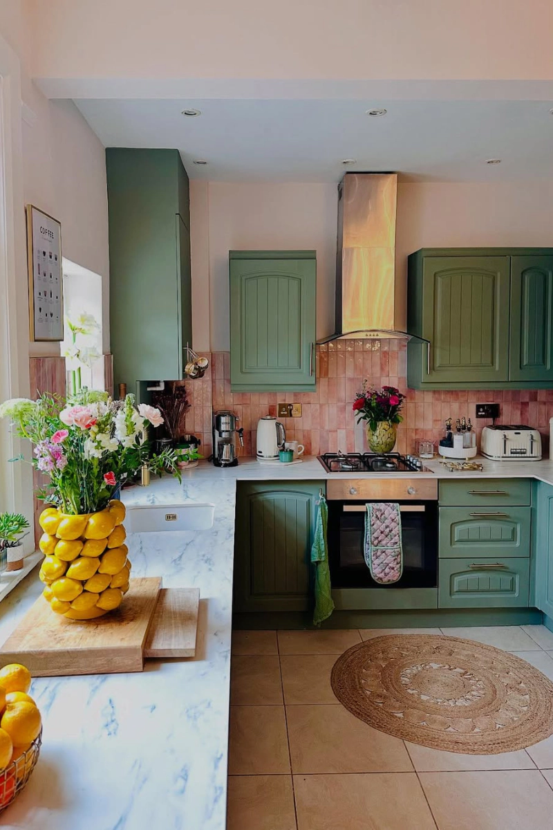 jakie-dekoracje-wybrac-na-lato-do-mieszkania-wazon-w-cytryny-w-szalwiowej-kuchni-trendy-2026-inspiracje-raw-decor-zrodlo-ig-byblaiseamber
