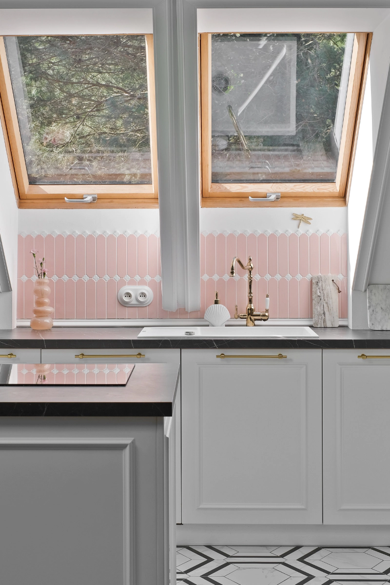 jakie-trendy-panuja-w-polskich-wnetrzach-kuchnia-z-mozaika-ceciel-pink-z-biala-koniczyna-raw-decor-pod-oknem-na-poddaszu-zrodlo-ig-archistan_interiors