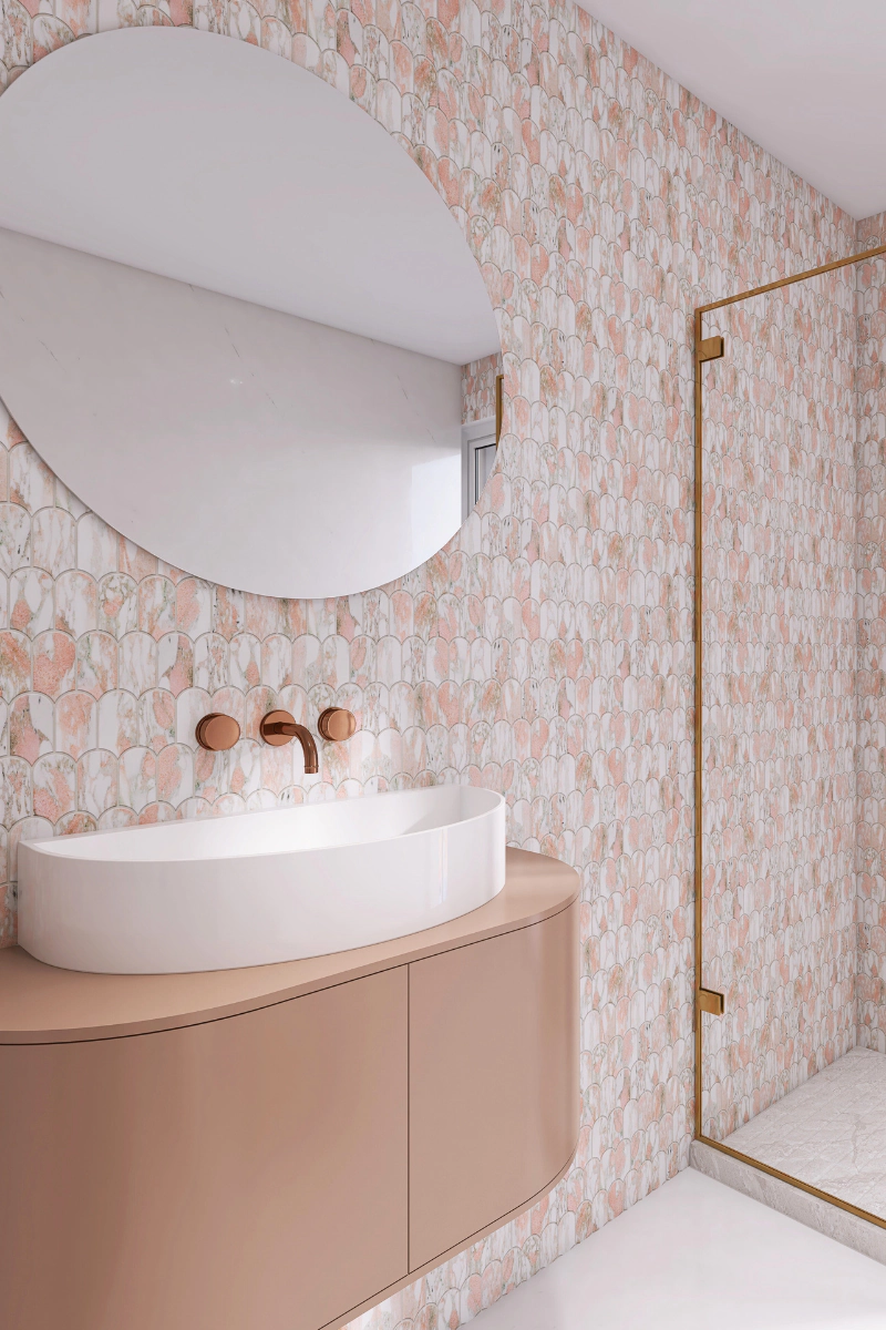 kamienne-plytki-na-sciane-aurora-marble-rose-poler-raw-decor-w-strefie-kapielowej