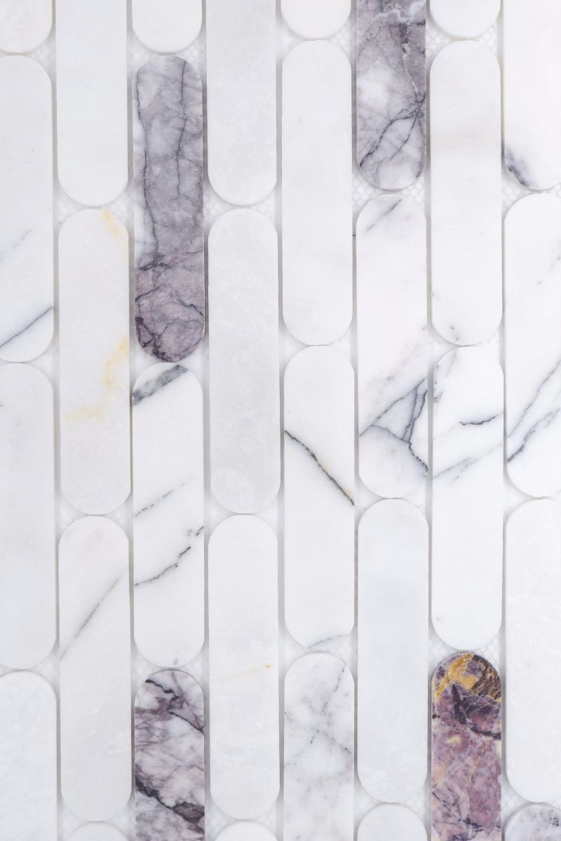 plytki-kamienne-eclair-luna-marble-raw-decor-aranzacje-kuchni-w-bloku-trendy-2024-marmur-lilac